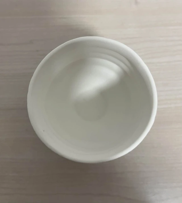涡流 A1 陶瓷杯俯视实物，白色杯口与内部