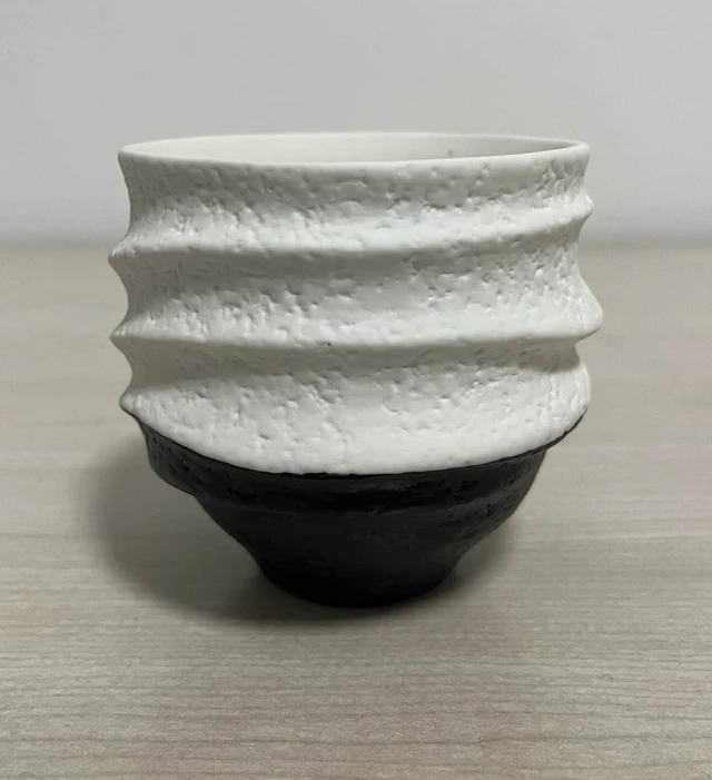 涡流 A1 陶瓷杯实物轮廓，黑白交界