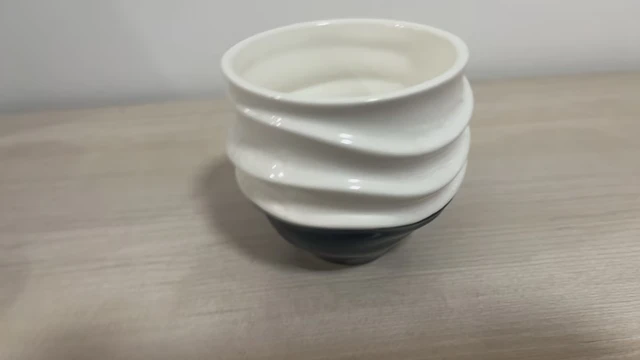 涡流 A2 陶瓷杯斜前方实拍，平滑螺旋表面