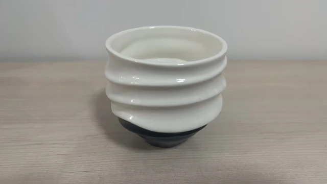 涡流 A2 陶瓷杯侧面实物，外壁连续反光