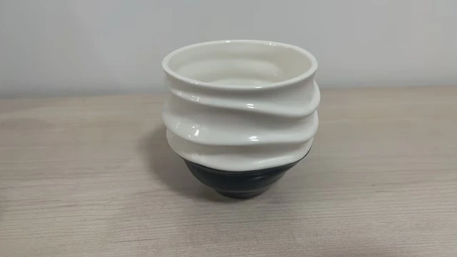 涡流 A2 陶瓷杯实物照片，表面反光与黑色底部